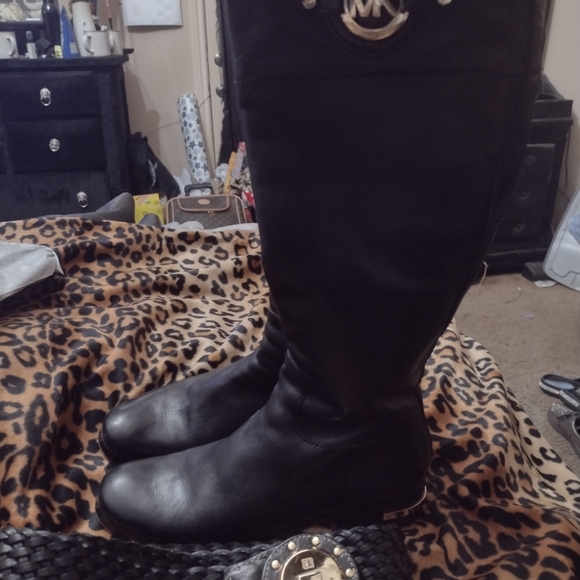 Black Leather Boots and Belt Set - Picture 11 of 12